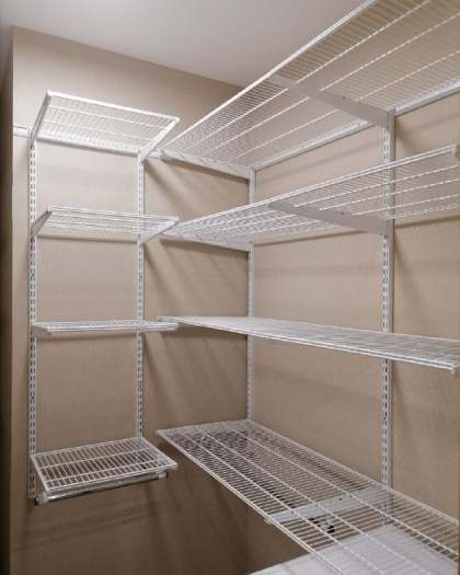 Белая П-образная гардеробная, ~1,8×1,6 м, фото 1