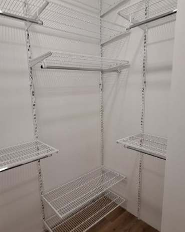 Белая П-образная гардеробная, ~1,8×2,3 м, фото 1
