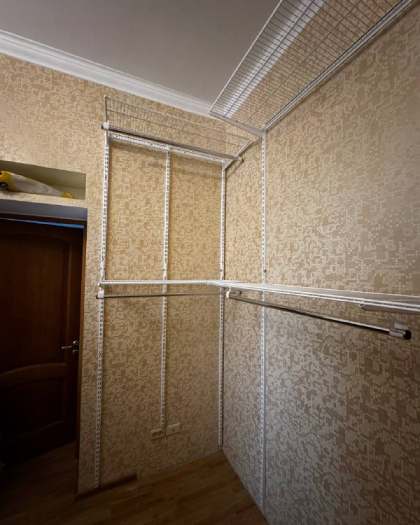 Белая П-образная гардеробная, ~1,8×2 м, фото 3