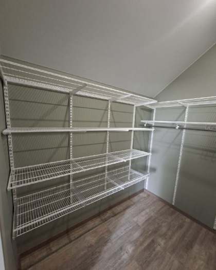 Белая П-образная гардеробная, ~1,8×2,9 м, фото 1