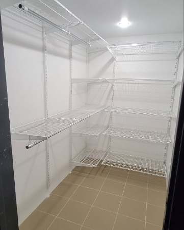 Белая П-образная гардеробная, ~1,7×2,1 м, фото 1