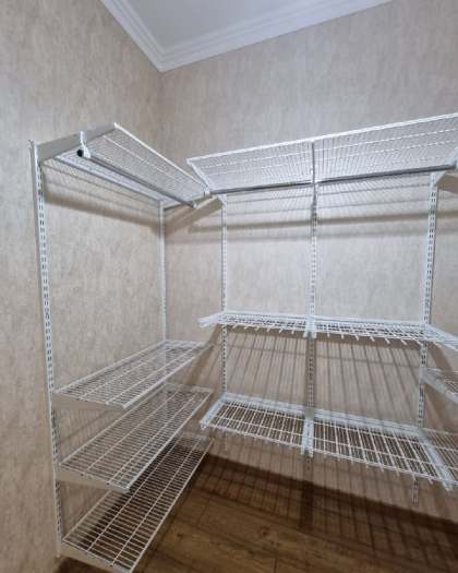 Белая П-образная гардеробная, ~2,1×2 м, фото 1