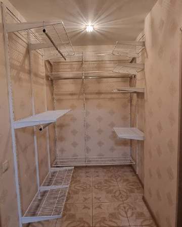 Белая П-образная гардеробная, ~1,8×2 м, фото 1