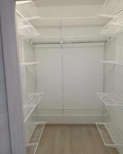 Белая П-образная гардеробная, ~1,8×1,5 м, фото 1