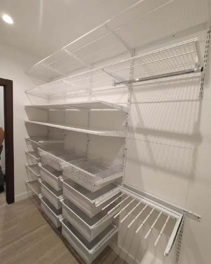 Белая П-образная гардеробная с брючницей, ~1,8×3 м, фото 1