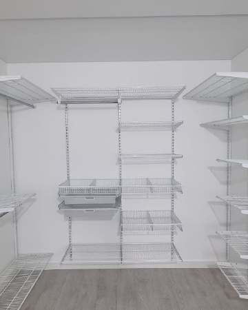 Белая П-образная гардеробная с брючницей, ~1,9×1,7 м, фото 1