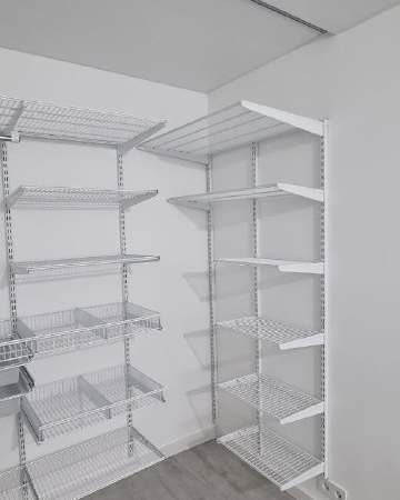 Белая П-образная гардеробная с брючницей, ~1,9×1,7 м, фото 3