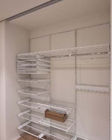Белая П-образная гардеробная с брючницей, ~2,7×2 м, фото 10