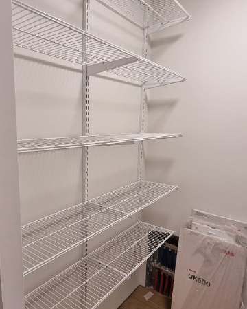Белая П-образная гардеробная с брючницей, ~2,7×2 м, фото 2