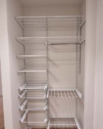 Белая П-образная гардеробная с брючницей, ~2,7×2 м, фото 9