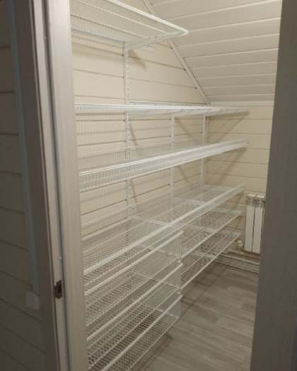 Белая П-образная гардеробная с брючницей, ~3×2,8 м, фото 1