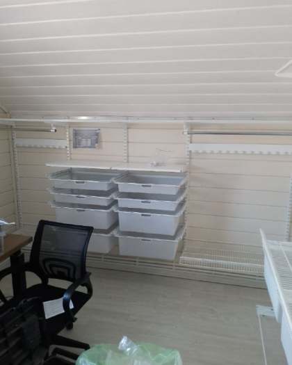 Белая П-образная гардеробная с брючницей, ~3×2,8 м, фото 2