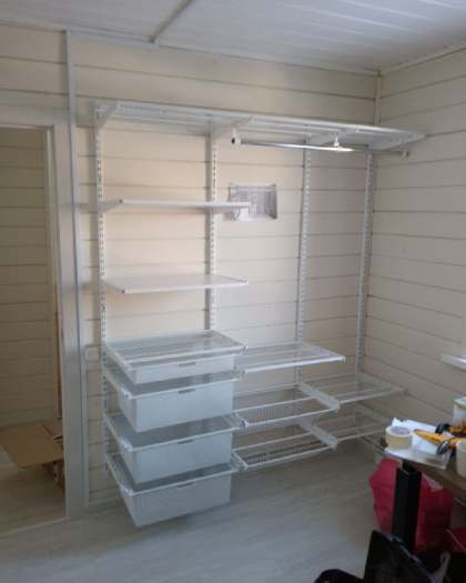 Белая П-образная гардеробная с брючницей, ~3×2,8 м, фото 3