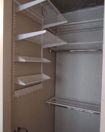 Белая П-образная гардеробная с брючницей, ~1,8×1,5 м, фото 1
