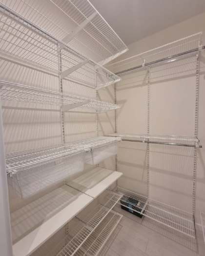 Белая П-образная гардеробная с брючницей, ~1,7×2,2 м, фото 2