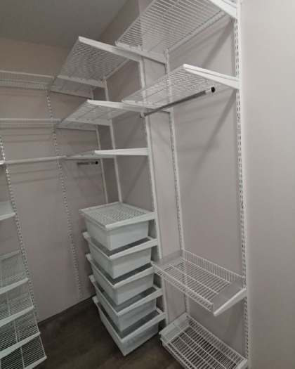 Белая П-образная гардеробная с брючницей, ~2,4×1,8 м, фото 1