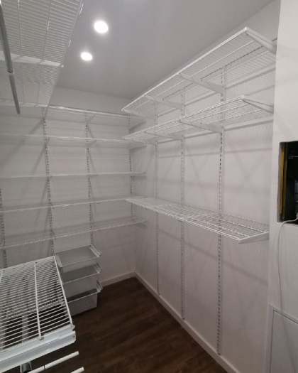 Белая П-образная гардеробная с брючницей, ~1,8×2,5 м, фото 1