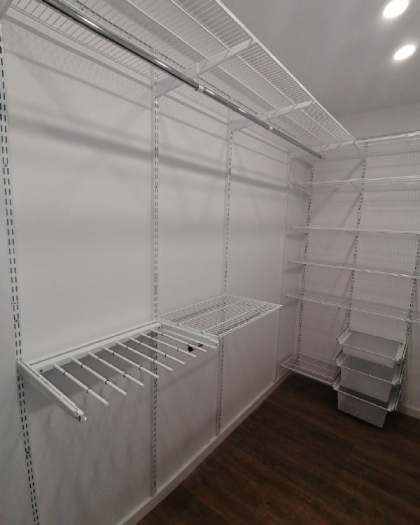 Белая П-образная гардеробная с брючницей, ~1,8×2,5 м, фото 2
