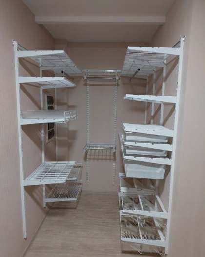 Белая П-образная гардеробная с брючницей, ~1,7×2,2 м, фото 1