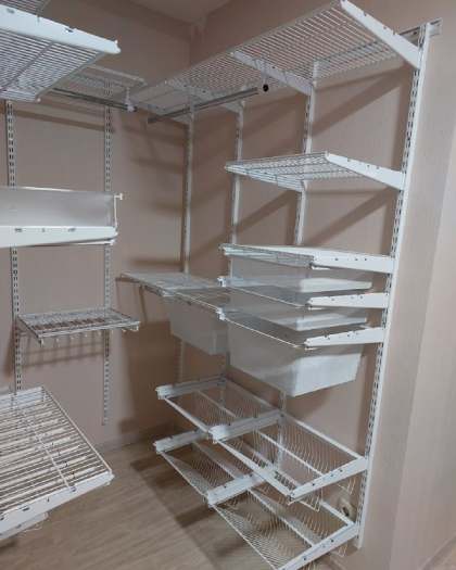 Белая П-образная гардеробная с брючницей, ~1,7×2,2 м, фото 3