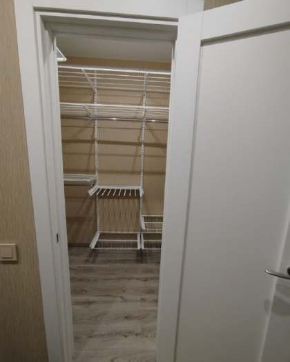 Белая П-образная гардеробная с брючницей, ~1,8×2 м, фото 1
