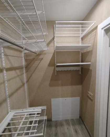 Белая П-образная гардеробная с брючницей, ~1,8×2 м, фото 3