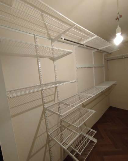 Белая П-образная гардеробная с брючницей, ~1,9×3,2 м, фото 2