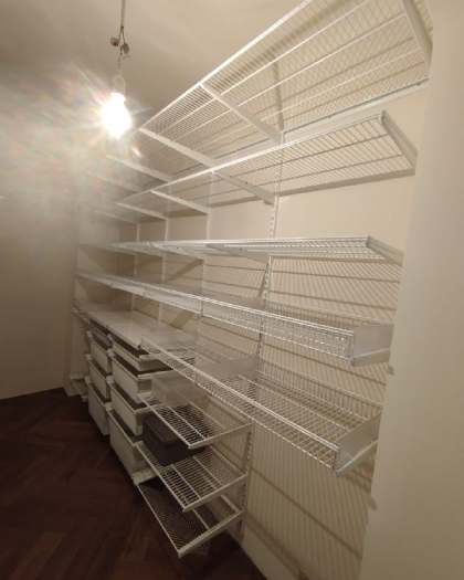Белая П-образная гардеробная с брючницей, ~1,9×3,2 м, фото 3