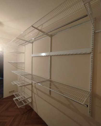 Белая П-образная гардеробная с брючницей, ~1,9×3,2 м, фото 4