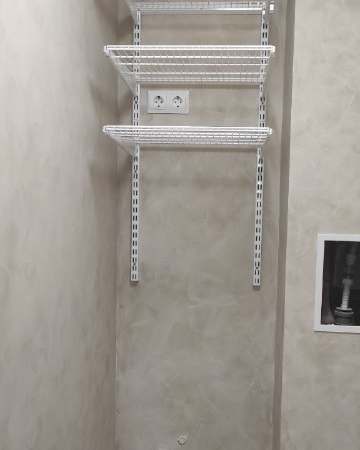 Белая П-образная гардеробная с брючницей, ~1,8×2,3 м, фото 1