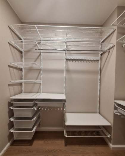 Белая П-образная гардеробная с брючницей, ~2,1×2,1 м, фото 3