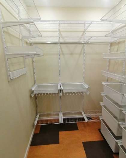 Белая П-образная гардеробная с брючницей, ~1,8×2,3 м, фото 2