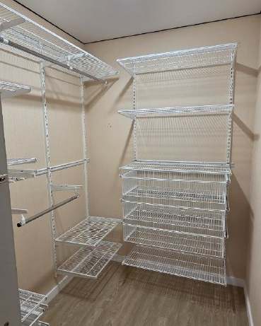 Белая П-образная гардеробная с брючницей, ~1,3×2,1 м, фото 1