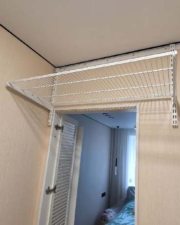 Белая П-образная гардеробная с брючницей, ~1,3×2,1 м, фото 3