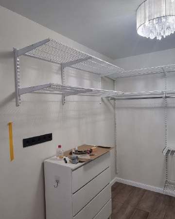 Белая П-образная гардеробная с брючницей, ~2×2,5 м, фото 2