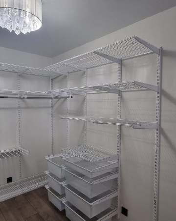 Белая П-образная гардеробная с брючницей, ~2×2,5 м, фото 3