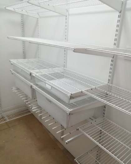 Белая П-образная гардеробная с брючницей, ~1,8×2,4 м, фото 1