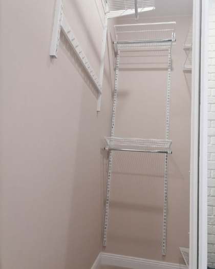 Белая П-образная гардеробная с брючницей, ~1×1,6 м, фото 2