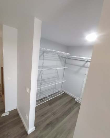 Белая П-образная гардеробная с брючницей, ~2,5×3,2 м, фото 1