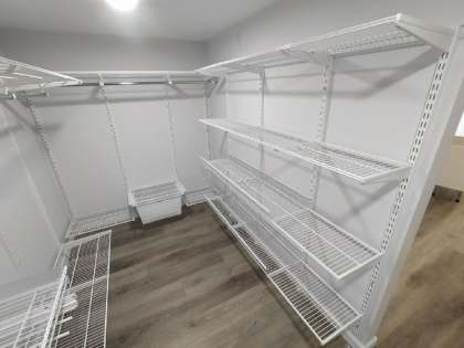 Белая П-образная гардеробная с брючницей, ~2,5×3,2 м, фото 4