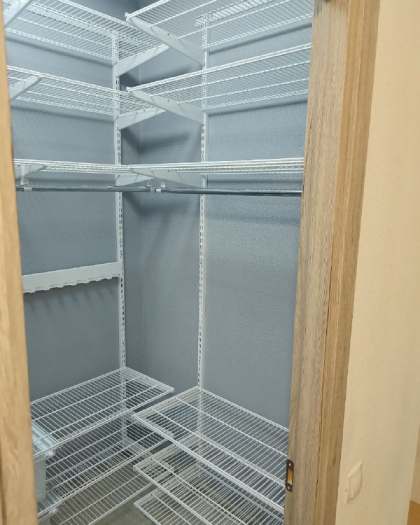 Белая П-образная гардеробная с брючницей, ~2×1,5 м, фото 1