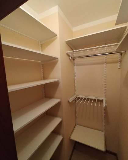 Белая П-образная гардеробная с брючницей, ~1×1,5 м, фото 1