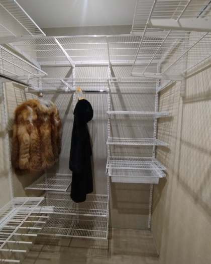 Белая П-образная гардеробная с брючницей и дверями-купе, ~1,5×2 м, фото 3