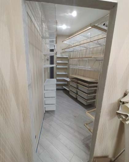 Белая П-образная гардеробная с деревом и брючницей, ~1,8×3,1 м, фото 1