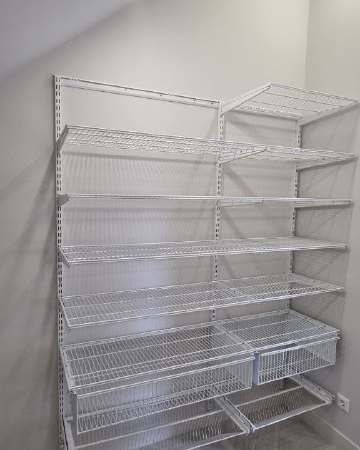 Белая П-образная гардеробная с деревом и брючницей, ~2,1×1,8 м, фото 2