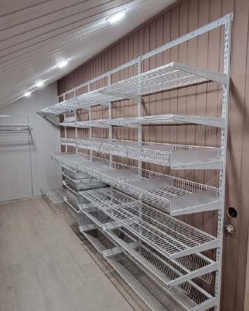Белая П-образная гардеробная с деревом и выдвижными корзинами, фото 5
