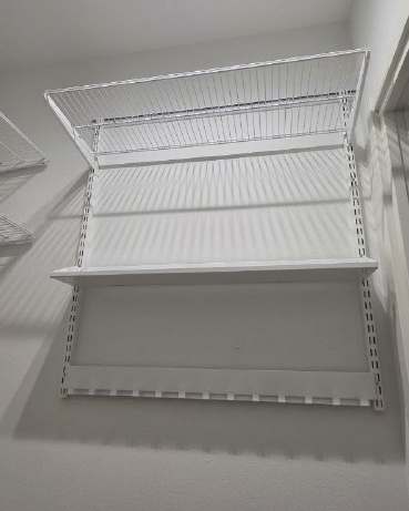 Белая П-образная гардеробная с деревом и выдвижными корзинами, фото 3
