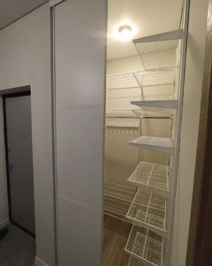 Белая П-образная гардеробная с дверями-купе, ~1,5×1,2 м, фото 2