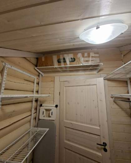 Белая П-образная гардеробная с гладильной доской, ~2,1×2,4 м, фото 1