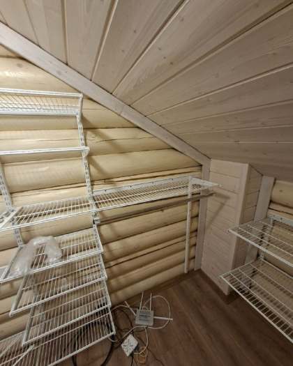 Белая П-образная гардеробная с гладильной доской, ~2,1×2,4 м, фото 3